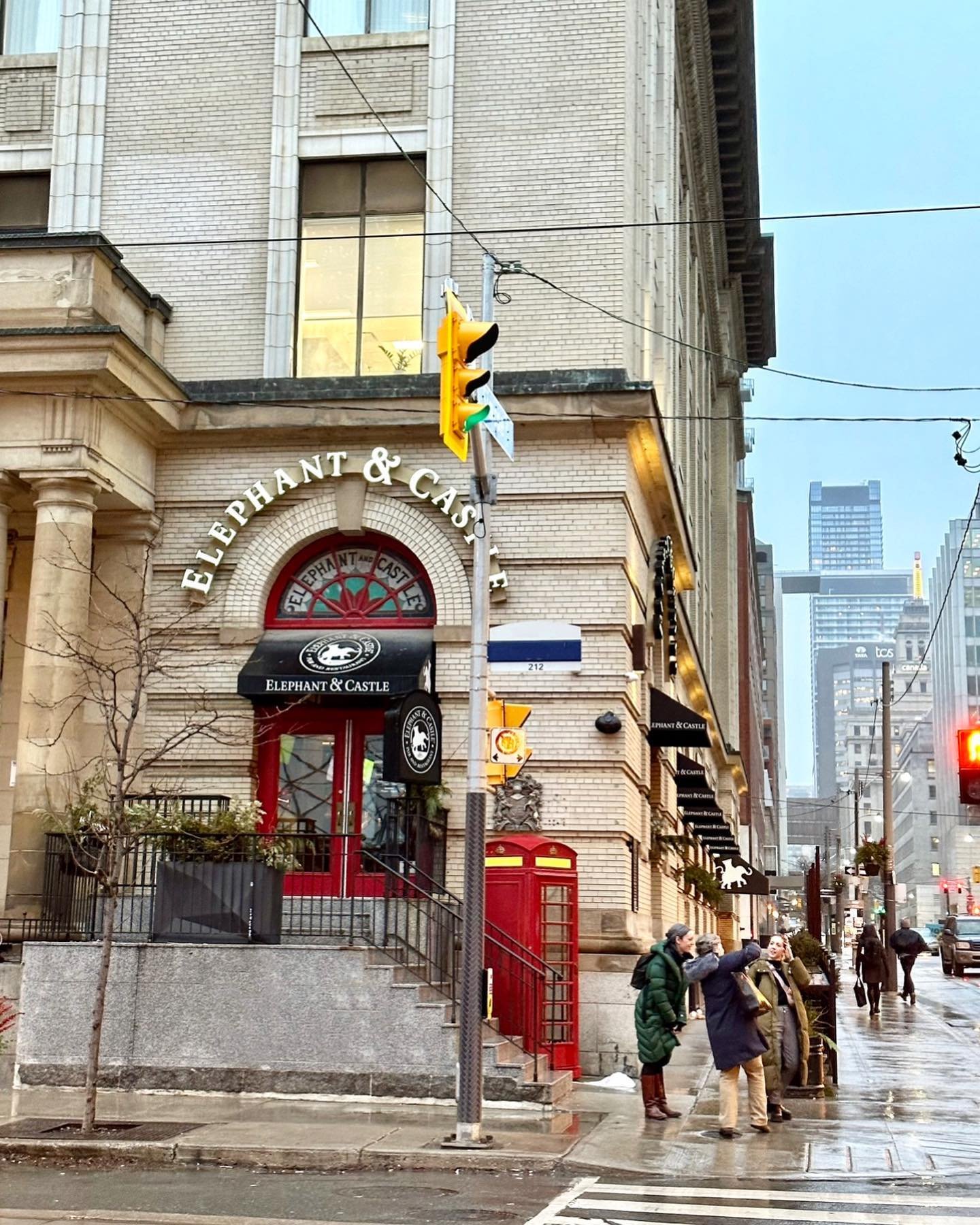 What to Know Before Visiting Elephant & Castle in Chicago, IL