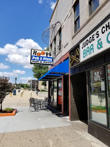What to Know Before Visiting Hoops Pub & Pizza in Peoria, IL